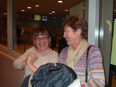 I pausen träffade jag bl. a. Malin och Eva, 16/10 -04