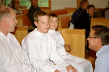 Kvällsgudstjänst i Pingstkyrkan Tyresö den 12/8 2001. Isak och Lukas förbereder sig för dopet.