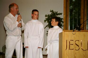 Pastor Göran samtalar med Lukas.
