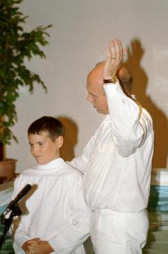 Pastor Göran döper Lukas.