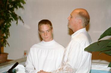 Pastor Göran döper Isak.