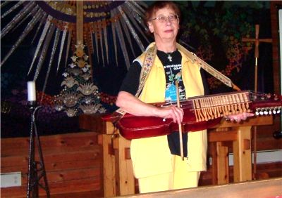 Gunvor Jansson spelar nyckelharpa, 26/8 -04