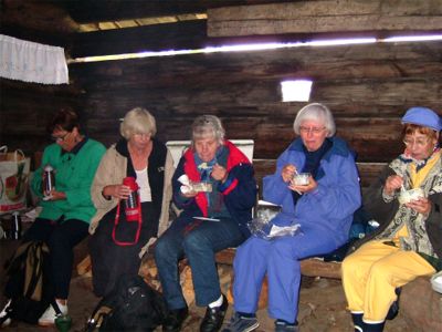 Tid för lunch i ett av kokhusen, 27/8 -04