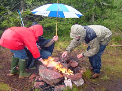 Det gick bra att elda och grilla trots regnet, 28/8 -04