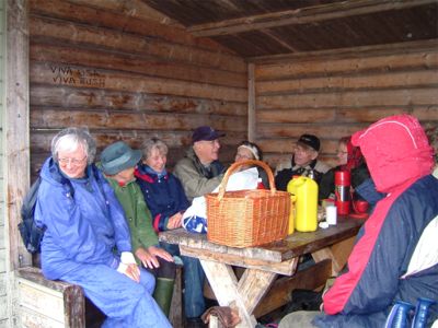 Själva satt vi i vindskyddet och åt grillad korv, 28/8 -04