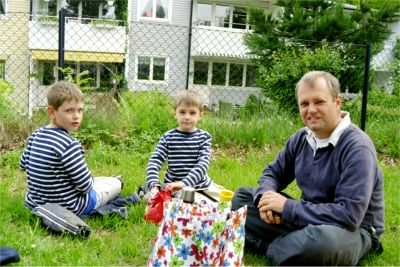 Felix, Max och Mats med fikakorgen på gräsmattan, 10/6 -05