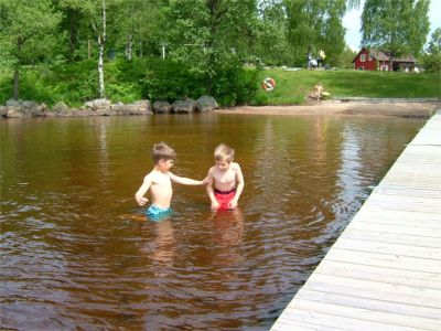 Bad i Örsjön. Vem doppar sig först? 23/6 -04