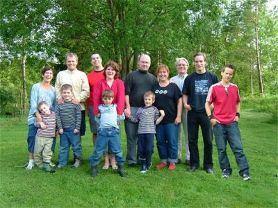 Hela familjen samlad: Åsa, Max, Mats, Felix, Daniel, Berit, Jonas, Markku, Adam, Marita, Ivan, Isak och Lukas, 26/6 -04