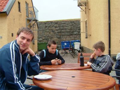 Isak, Lukas och Felix väntar på sin fika, 29/6 -04