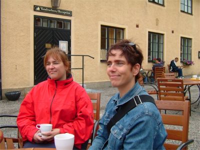 Marita och Åsa fikar, 29/6 -04