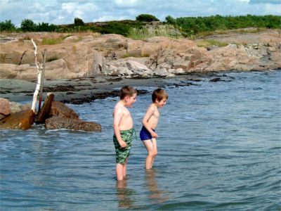 Felix och Adam väntar med spänning havsvågen ...