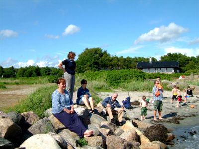 På stranden och klipporna sitter badkrukorna, 29/6 -04