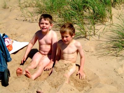 Felix och Max på Tylösand, 30/6 -04