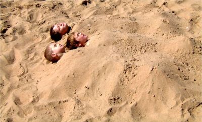 Max, Adam och Felix njuter i sanden på Tylösand, 30/6 -04