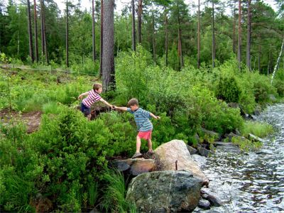 Adam hjälper Jonas upp för några stenar, Örsjön, 2/7 -04