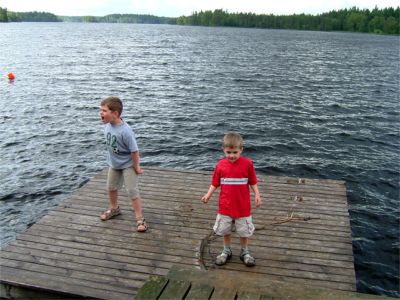 Felix och Max på Dans brygga, Örsjön, 2/7 -04