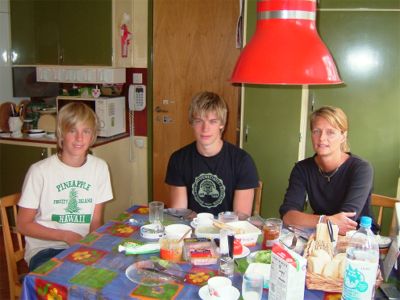 Min nye hyresgäst Johan omgiven av lillebror och mamma, 22/8 -04