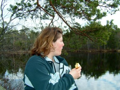 Lunchen intages i en stilla och skön natur, 29/4 -05