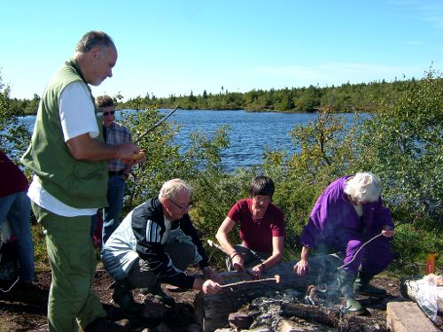 Senare på dagen grillning vid en fjällsjö ...