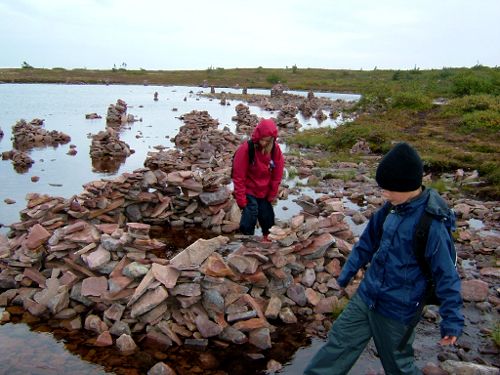 Grund fjällsjö med många vackra stenar ...