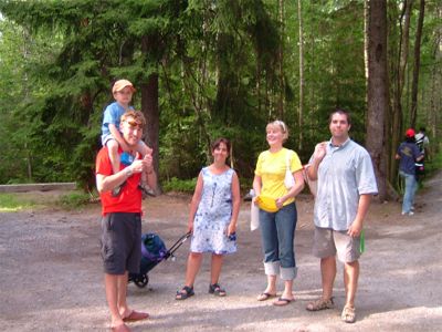 Daniel och Åsa med hyresgäster på Skrubbabadet, 22/7 -04