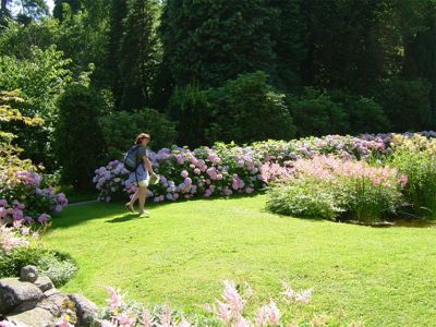 Berit på promenad i den romantiska trädgården. 29/7 -04