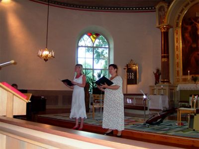 Susanne och Marita sjunger i Långaryds Kyrka, 31/7 -04