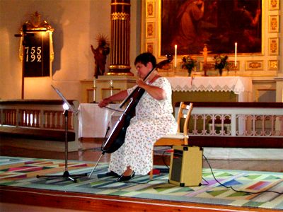 Marita spelar cello i Långaryds Kyrka, 31/7 -04
