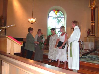 Åsa, Marita och Susanne får blommor för sina insatser, 31/7 -04