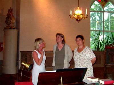 Susanne, Åsa och Marita har ett litet eftersnack, 31/7 -04