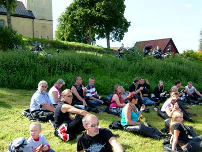 TYFRI, Turinge Kyrka, tittar på strömmen av 1000-tals ...