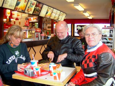... och turen avslutades med mat i Haninge, 3/10 -04