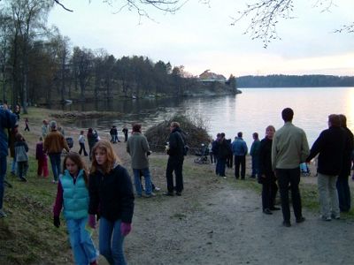 Folk samlas vid stranden där brasan finns, 30/4 -04