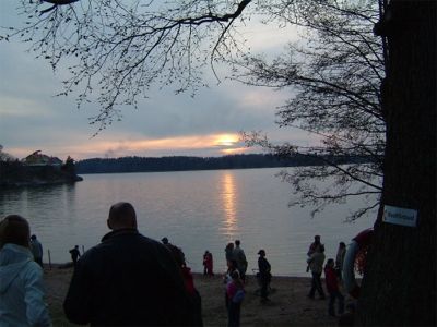 Solen sjunker snabbt och det mörknar, 30/4 -04
