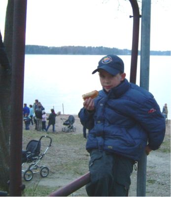 Gustav äter korv med bröd, 30/4 -04