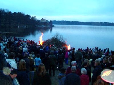 Äntligen tänds brasan kl. 20.45, 30/4 -04