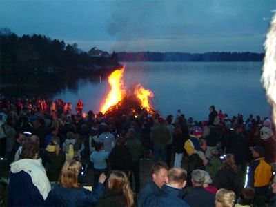 Nu är det full fart på brasan och mycket folk, 30/4 -04