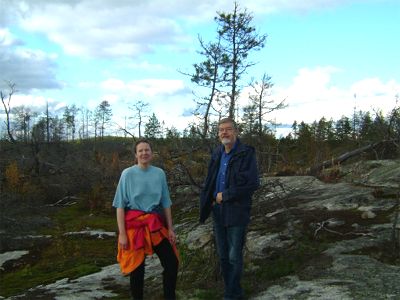 Sarah, Ivan och Ingemar i brandområdet i Tyresta ...