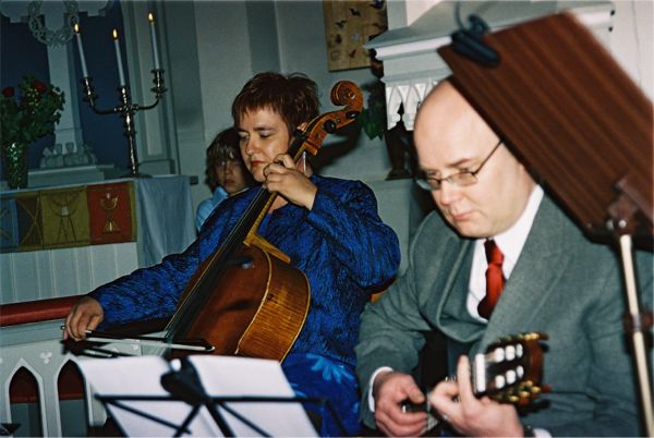 Marita spelar cello och Markku gitarr.