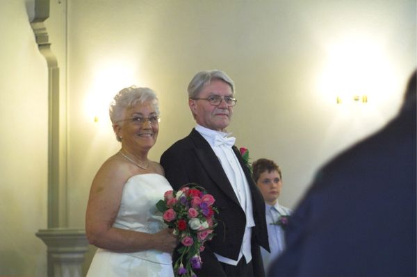 Brudparet vänder sig mot folket.
