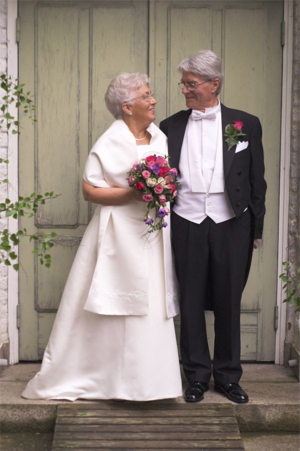 Brudparet på kyrktrappan