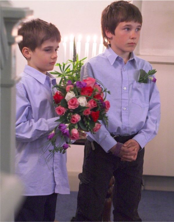Max med brudbuketten och Adam.