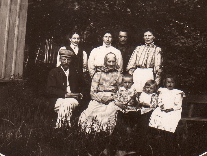 Familjen pa besok i Bergum