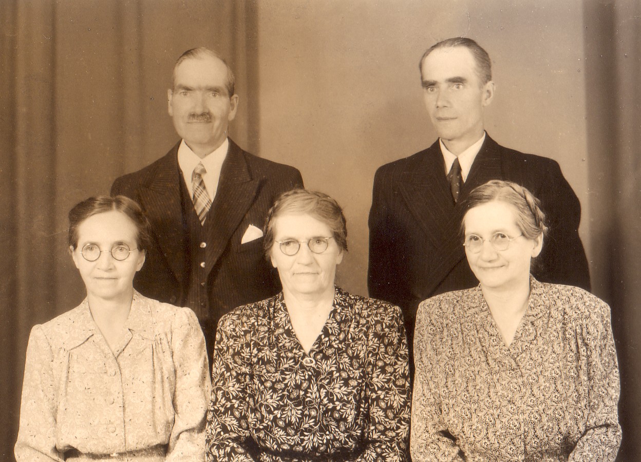 Jenny med syskon 1947