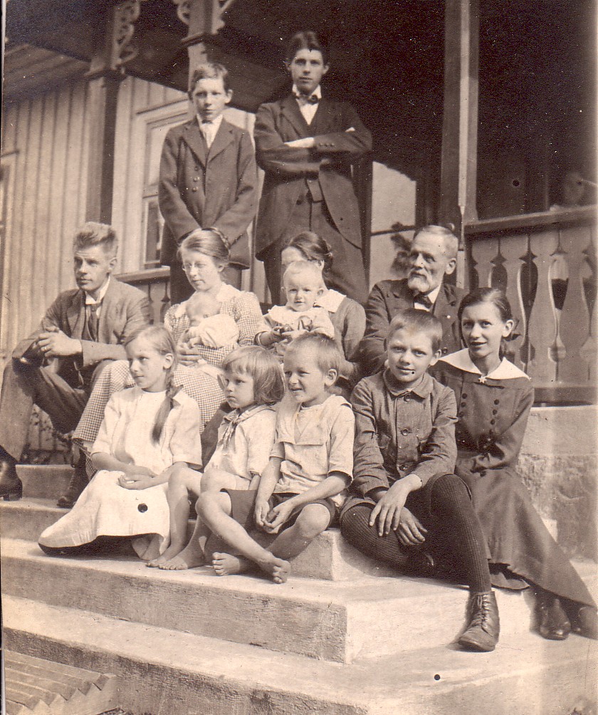 Pa trappan till skolhuset i Aug 1920