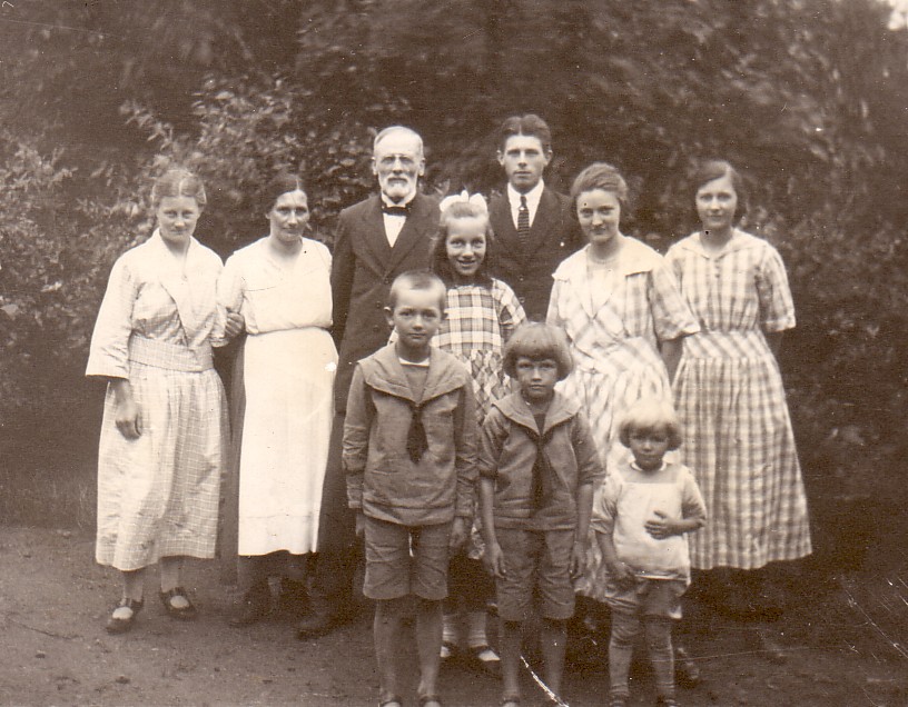 familjen samlad till fotografering 1921