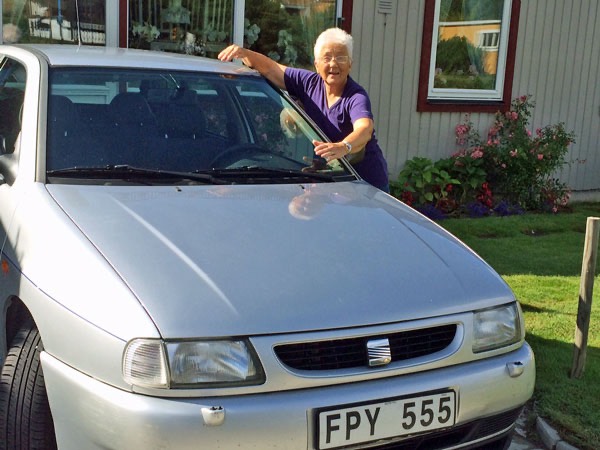 3/9 -15. Elsie tar farväl av sin bil - den har troget tjänat henne i ca 30 000 mil.