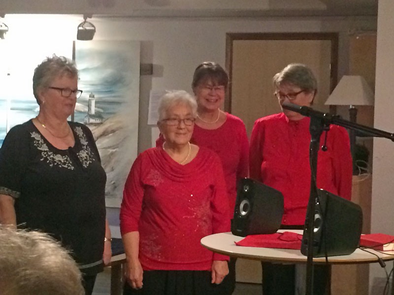 2/12 -15. Solveig, Elsie, Ulla Britt och Margaretha som sett till att allt det goda kommit fram.