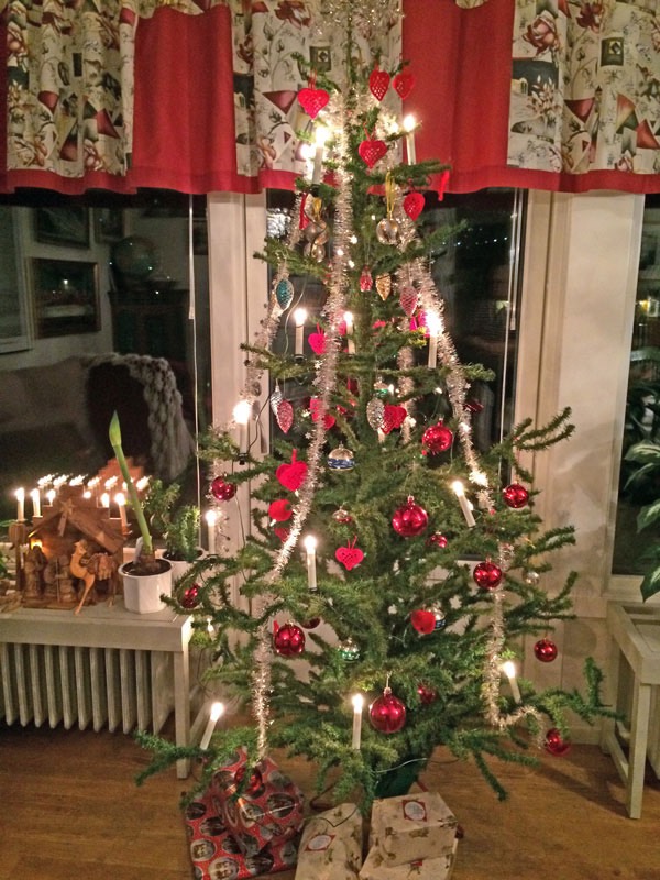 23/12 -15. Vår egen julgran är pyntad och klar.