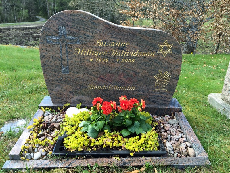 På hemvägen planterade vi blommor på Susannes grav. 9 maj 2016.